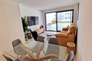 Sunny & New - 3BD 2BT with views