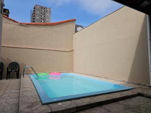 Casa Maravilhosa, Pé na Areia com Piscina, Área Gourmet com Churrasqueira em Deck Coberto Frente a Piscina, Mesa de Bilhar, 4 Quartos Confortáveis, Sendo 2 Suítes, Cozinha Americana e Sala de Jantar, Ampla Garagem para 6 Carros - Mercado na rua d