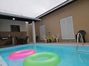 Casa Maravilhosa, Pé na Areia com Piscina, Área Gourmet com Churrasqueira em Deck Coberto Frente a Piscina, Mesa de Bilhar, 4 Quartos Confortáveis, Sendo 2 Suítes, Cozinha Americana e Sala de Jantar, Ampla Garagem para 6 Carros - Mercado na rua d