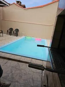 Maravilhosa Casa com Piscina com Sala de Jantar, Área Gourmet com Churrasqueira em Deck Coberto Frente a Piscina, 4 Quartos Confortáveis e Espaçosos, Sendo 2 Suítes, Ampla Garagem para 6 Carros - Casa Pé na Areia - Vila Balneária