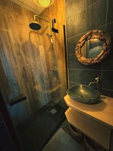 Le chalet romantique, SPA, Écran cinéma, Lit king size, day use, 10 min centre