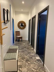 Chambre tout confort avec commodités espace repas wifi parking