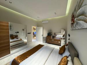 شقة غرفة وصالة وجلسة خارجية بالعارض ٨