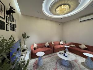 شقة غرفة وصالة وجلسة خارجية بالعارض ٨