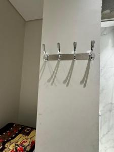 غرفة صغيرة بدورة مياه (غرفة سائق) العارض ١٤