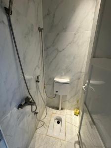 غرفة صغيرة بدورة مياه (غرفة سائق) العارض ١٤