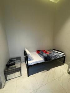 غرفة صغيرة بدورة مياه ( غرفة سائق) العارض ١٣