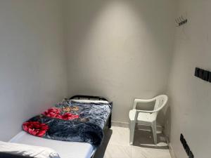 غرفة صغيرة بدورة مياه ( غرفة سائق) العارض ١٣