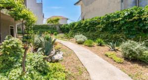 Apartments with WiFi Makarska - 23010