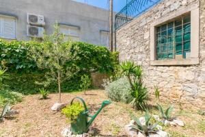 Apartments with WiFi Makarska - 23010