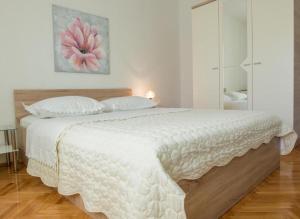 Apartments with WiFi Makarska - 23010