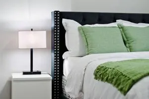 Luxury Serenity Home in NW Calgary, High Speed Internet,, Near Grocery & Airport, free Parking - Airdrie