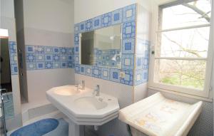 Maisons de vacances Awesome Home In Arles : photos des chambres