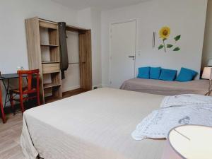Maisons de vacances Gite de Charme avec Jardin, Equipe pour Familles et Bebes, a 15km de Dunkerque et 3km de Bergues - FR-1-510-170 : photos des chambres
