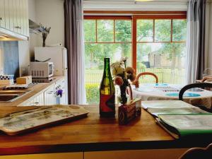 Maisons de vacances Gite de Charme avec Jardin, Equipe pour Familles et Bebes, a 15km de Dunkerque et 3km de Bergues - FR-1-510-170 : photos des chambres