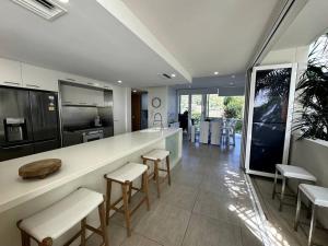 Seaside Luxury: Private Pool and Stunning Views