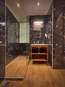 Suite 300 Steps Ladadika