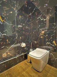 Suite 300 Steps Ladadika