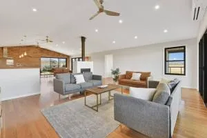 Pet-Friendly Paradise Retreat with Pizza Oven - OʼConnell