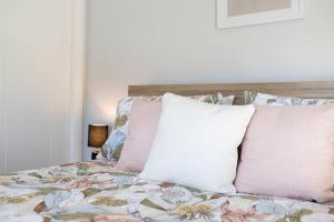 Eglinton Retreat Modern Home with Pizza Oven