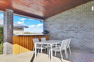 Eglinton Retreat Modern Home with Pizza Oven