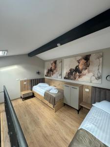 Pensiune Restaurant Pizzerie 2 Păuni