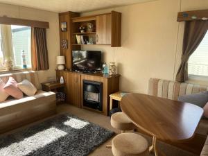 Super 3 Bedroom Pet friendly Caravan with Decking