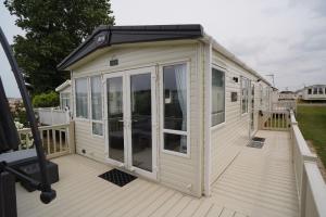 Caravan - Sleeps 6 - Pets Ok - Decking - Parking