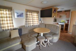 pets go free family 3 Bed Caravan with Decking