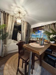 Lodges La Casa d'Ailleurs BERRY SEJOURS : photos des chambres