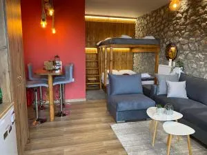 ΧΑΡΟΥΛΑ ΣΤΟΥΝΤΙΟ 2 - 帕弗兰尼