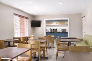 Country Inn & Suites by Radisson, Fresno North, CA - image 1