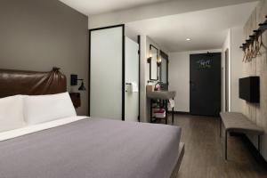 Queen Room with Courtyard View room in Moxy Chicago Downtown