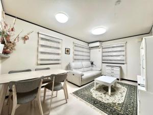 4mins to Station 9mins to Ikebukuro 10mins to Ueno 13mins to Shinjuku Whole House 3 Bedrooms Max for 8 Direct access to each spot