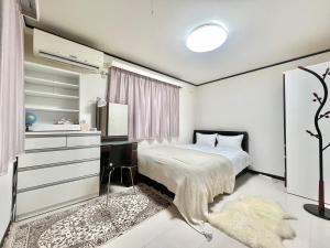 4mins to Station 9mins to Ikebukuro 10mins to Ueno 13mins to Shinjuku Whole House 3 Bedrooms Max for 8 Direct access to each spot