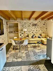 GITE LES ROMAINS 2/4p au coeur du village classé d'ALBA LA ROMAINE - Saint-Pons