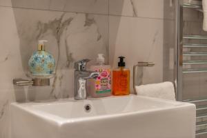 Stylish Retreat 2 Bed Lower Ground 2HS