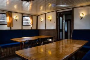 Uniek verblijf op slaapschip (tot 20 personen) nabij het centrum van Leeuwarden