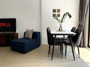 Your Local Spacious 3-Story Home, Rooftop Views & King Beds near Night Bazaar