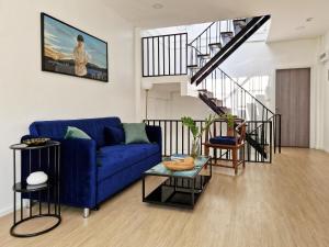 Lotus House - Local Spacious 3-Story Home, Rooftop Views & King Beds near Night Bazaar