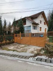 Casa dintre Meri - Zăvoiu