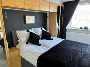 2-Bed Bungalow Sleeps 6 Parking & Pet Friendly