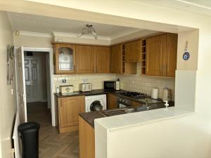 2-Bed Bungalow Sleeps 6 Parking & Pet Friendly