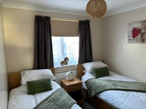 2-Bed Bungalow Sleeps 6 Parking & Pet Friendly