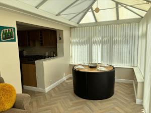 2-Bed Bungalow Sleeps 6 Parking & Pet Friendly