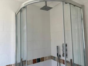 2-Bed Bungalow Sleeps 6 Parking & Pet Friendly