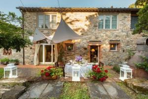 Villa Ester, a Stylish Farmhouse on the Hills