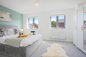 Wavendon Retreat - Sleeps 6 - Driveway Parking, Self-Check-In, Fast Wifi and Smart TV by YOKO PROPERTY