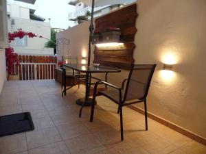 Ellis home with private entrance and nice veranda