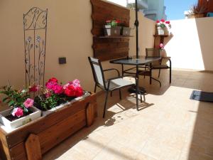 Ellis home with private entrance and nice veranda